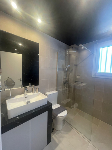 Room 5, Spacious Seaside Flat at Alimos, Attica