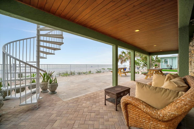 Terrace/patio, Stones Throw Beachfront Family Suite 3 Views, Pinellas