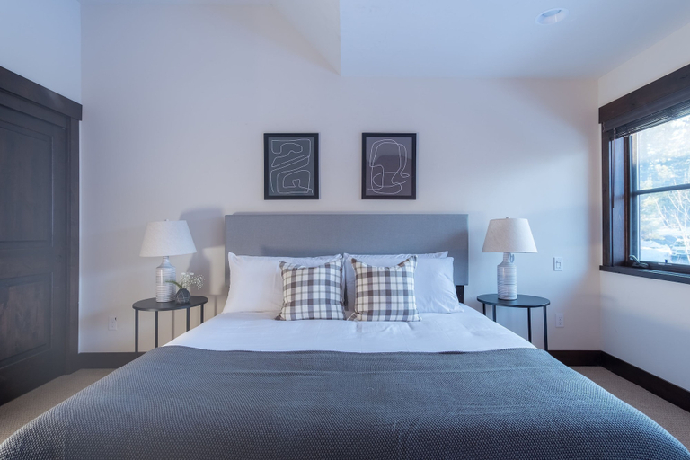 Room 4, Maple by Avantstay Modern Mountain Home w Cozy Fire Pit 15 Mins frm Northstar, Placer