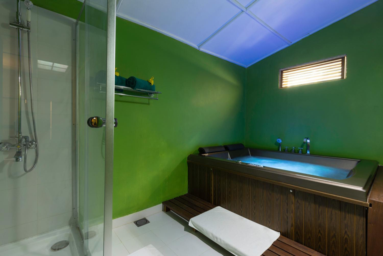 Bathroom 4, Scottish Planter Bungalow - Thema Collection, Walapane