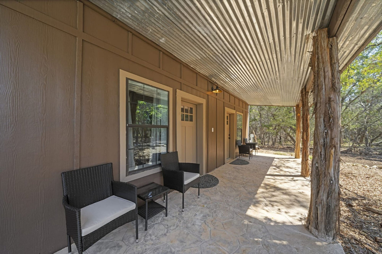 Room 3, Luxury Retreat for 28 Terracotta Bliss Getaway, Hays