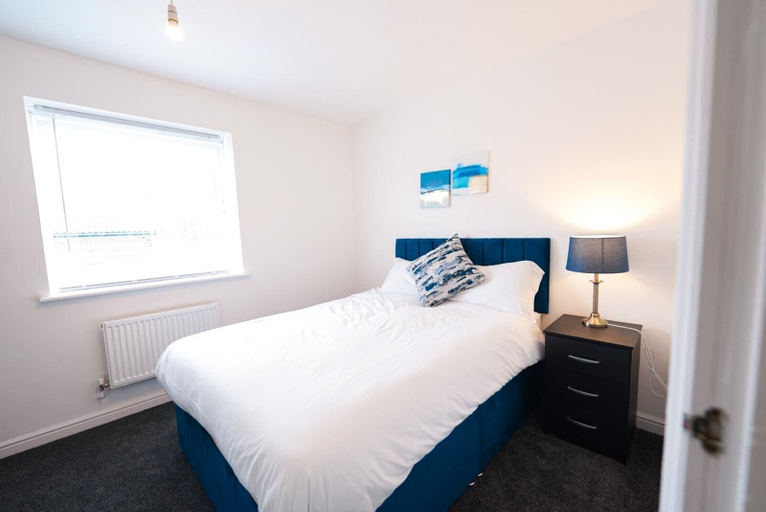Room 5, 4 Bed House - Sleeps 8 - Garden - Parking - Wifi, Birmingham