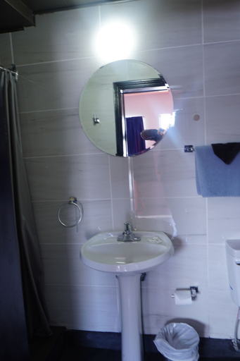 Bathroom 3, crestwoodmotel, Halton