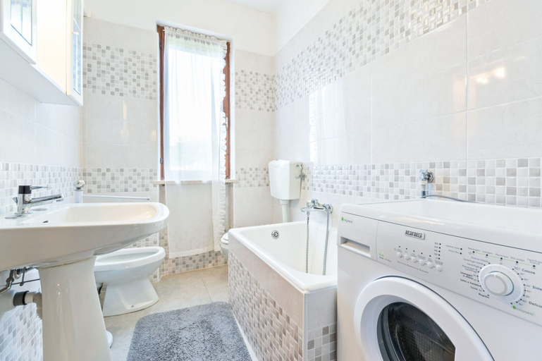 Bathroom 3, Holiday Home in Lazise Near Lake Garda, Verona