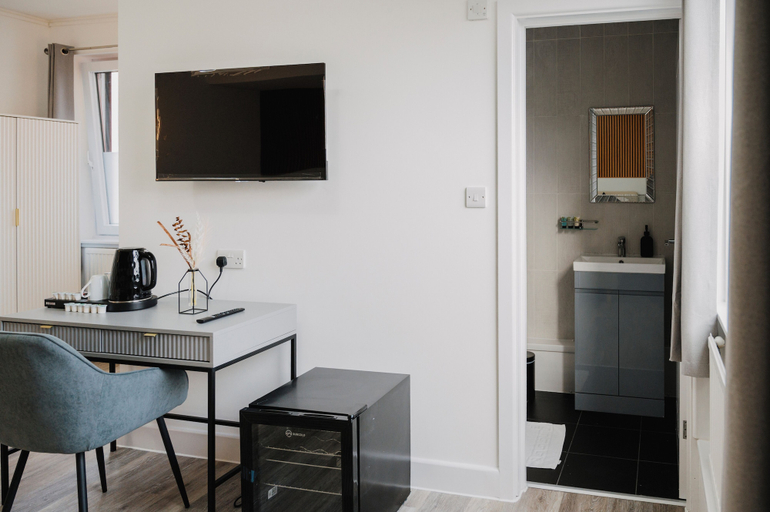 Others 4, WNS Hotel, London