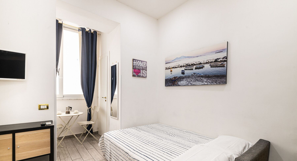 Bedroom 4, Flower Power By DomusExtra, Napoli