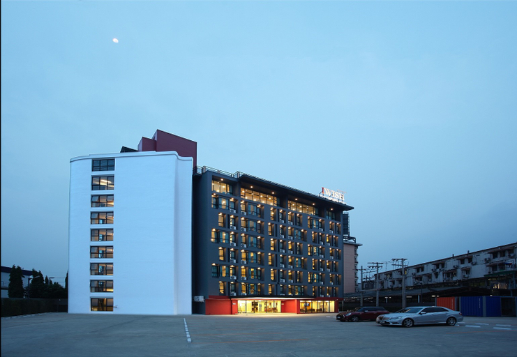 Exterior & Views