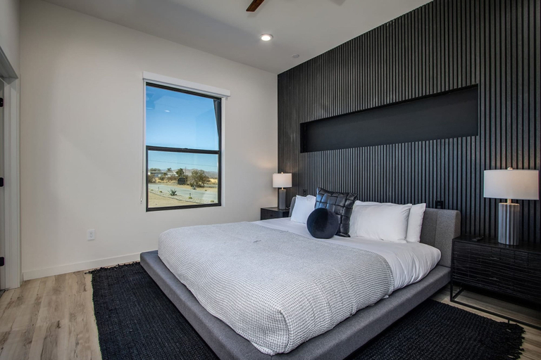 Room 2, Luxe Modern Escape w Pool Hot Tub Firepit Desert View Lassen by Avantstay, San Bernardino