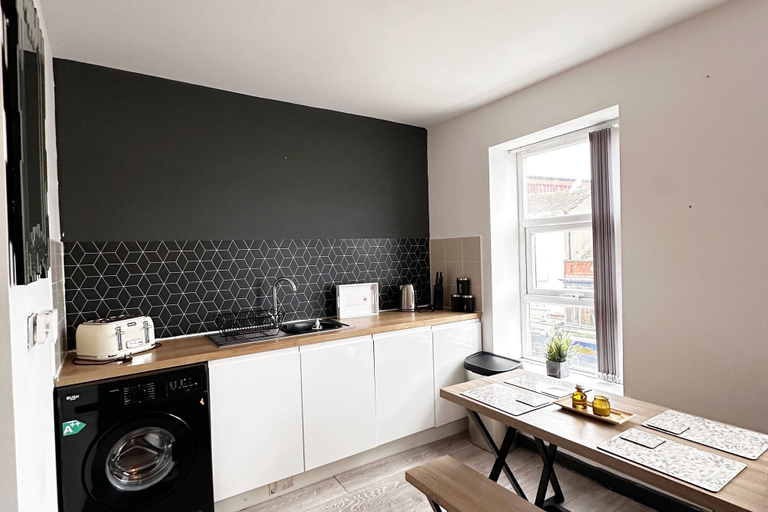 Private kitchen 5, Willow Suite - 3br - Sleeps 8 - Central Blackpool, Blackpool