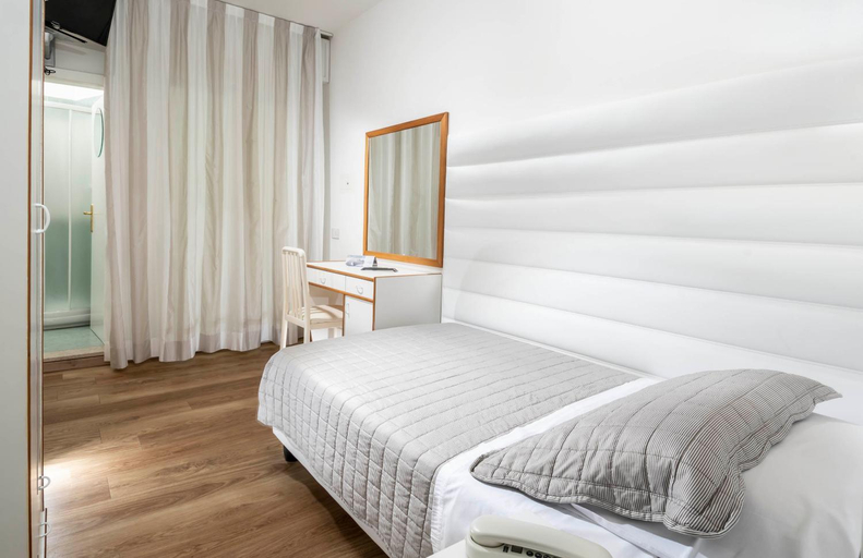 Bedroom 3, Hotel Albatros, Rimini