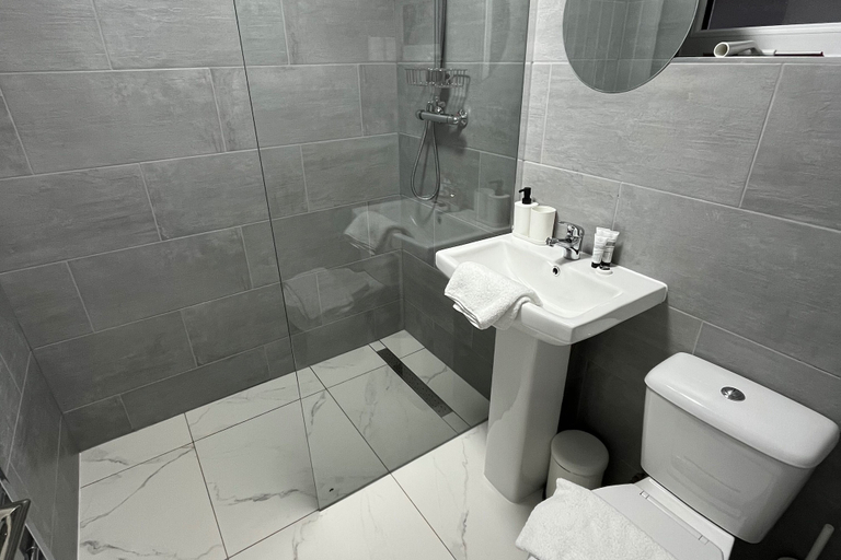 Bathroom 4, Spacious 4 Bed Home - Sleeps 7, Garden & Parking, Birmingham