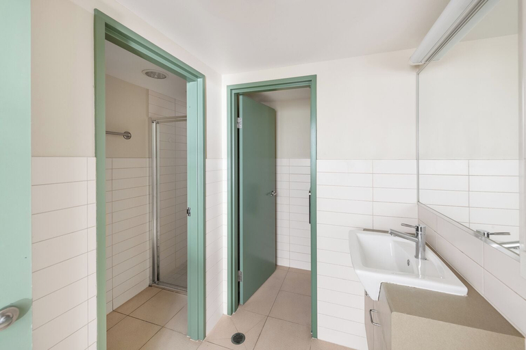 Bathroom 5, YHA Brisbane City, Brisbane