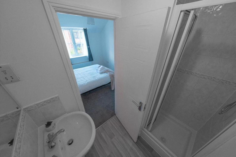 Bathroom 2, Sleeps 5 - Private Garden- Free Parking, Northamptonshire