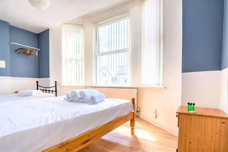 Bedroom, Travellers Economic Stays in Orrell Park, Sefton
