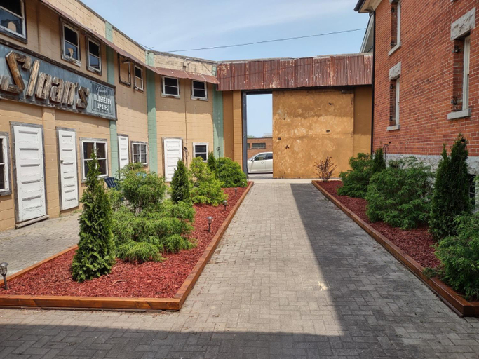 Exterior & Views