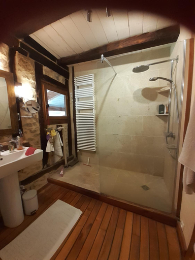 Bathroom 5, Chambre a la Ferme BANZAI - Face aux Pyrenees AURIGNAC, Haute-Garonne