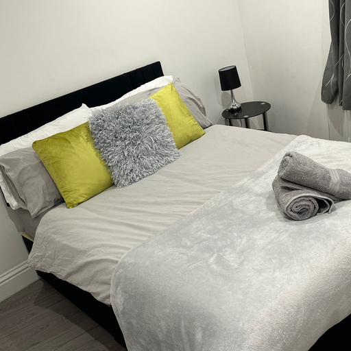 Room 3, Sleek, Sleeps 6 Sunset Views, Family Friendly, London