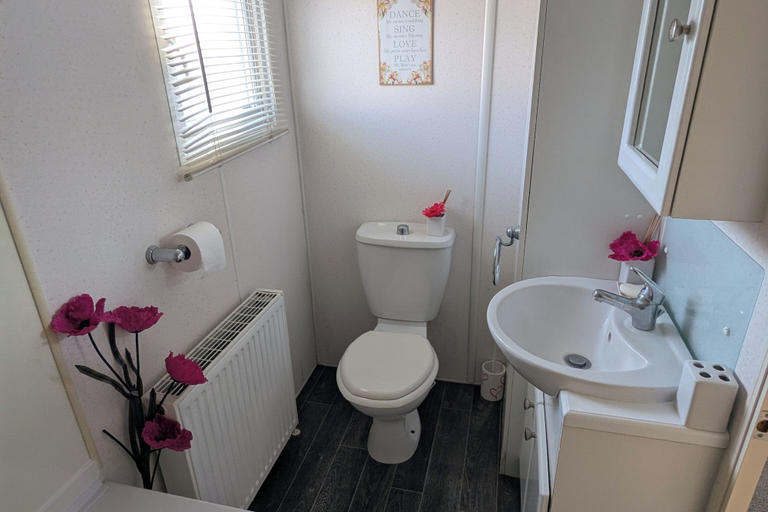 Bathroom 2, Beachcomber Cabin Dog Friendly - Anderby Creek, Lincolnshire