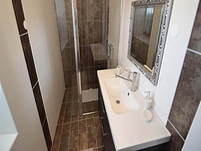 Bathroom, Holiday Home in Zadar With Private Pool, Poličnik