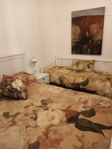 Bedroom 2, Old Colony Inn, Derwent Valley