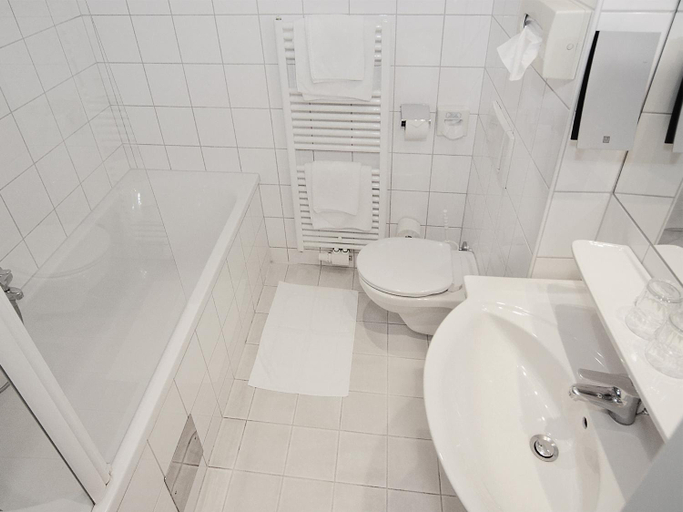Bathroom 4, Hotel Goldener Adler, Linz