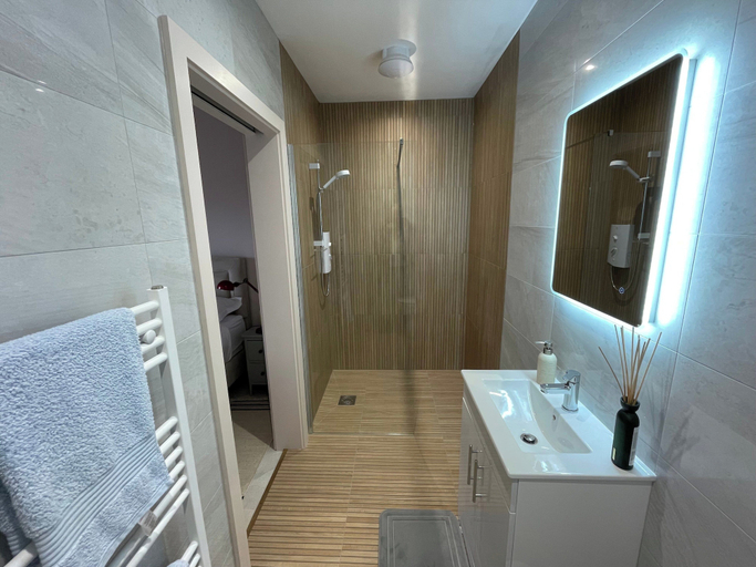Bathroom, Lakeside Apartment Retreat in Oughterard Connemara