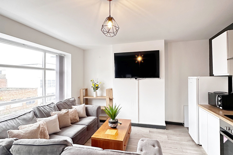 Living area 2, Willow Suite - 3br - Sleeps 8 - Central Blackpool, Blackpool