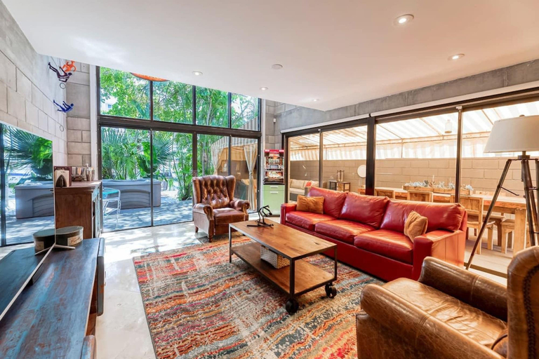 Room 1, Singer House on the Water, Broward