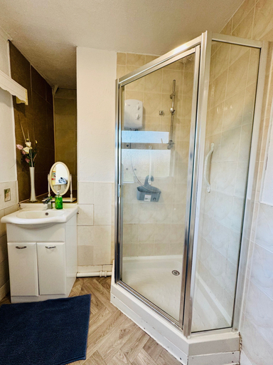 Bathroom 4, Kidderminster West Midlands Birmingham 3 Bedrooms, Worcestershire