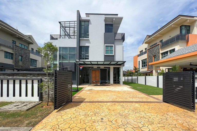Exterior & Views