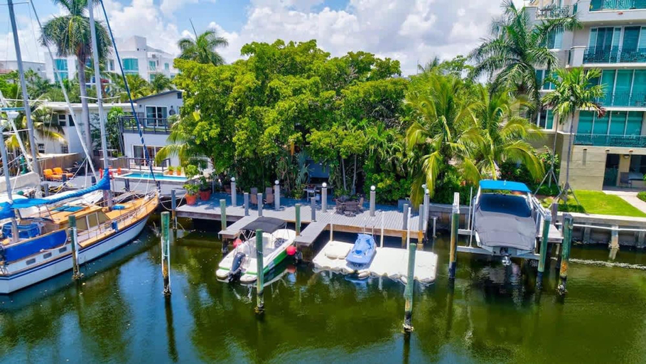 Room 4, Singer House on the Water, Broward