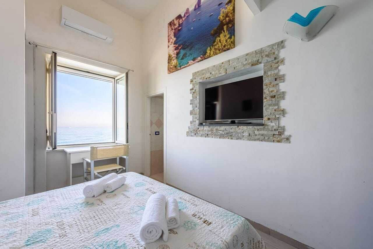 Bedroom 3, Captain Mike, Napoli