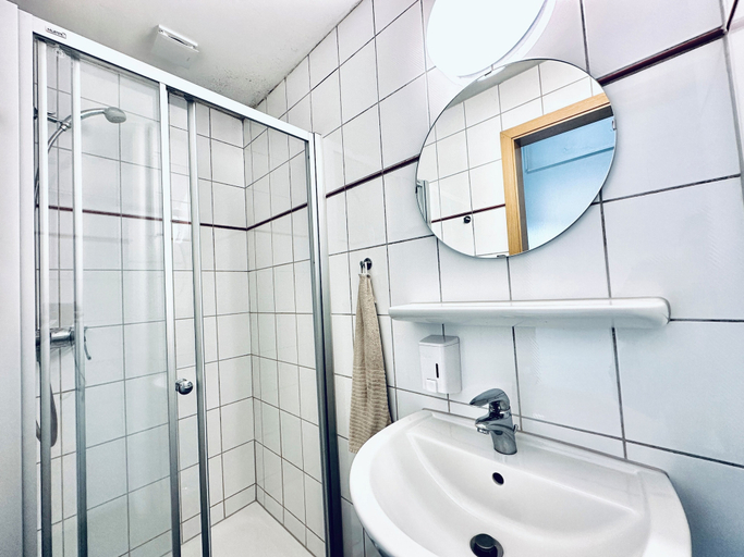 Bathroom 5, ZIMMERzuVERMIETEN.ch Balsthal, Thal