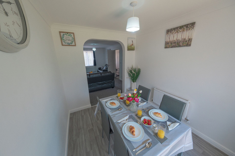 Dining, Sleeps 5 - Private Garden- Free Parking, Northamptonshire