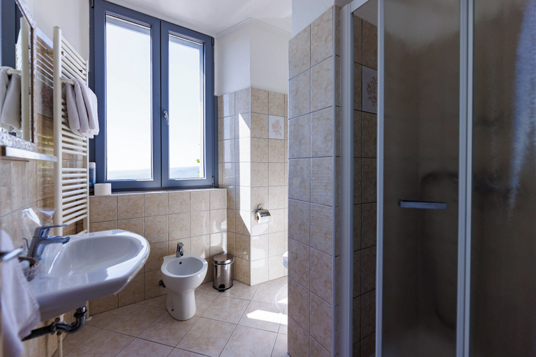 Bathroom 3, Hotel Kastel, Motovun