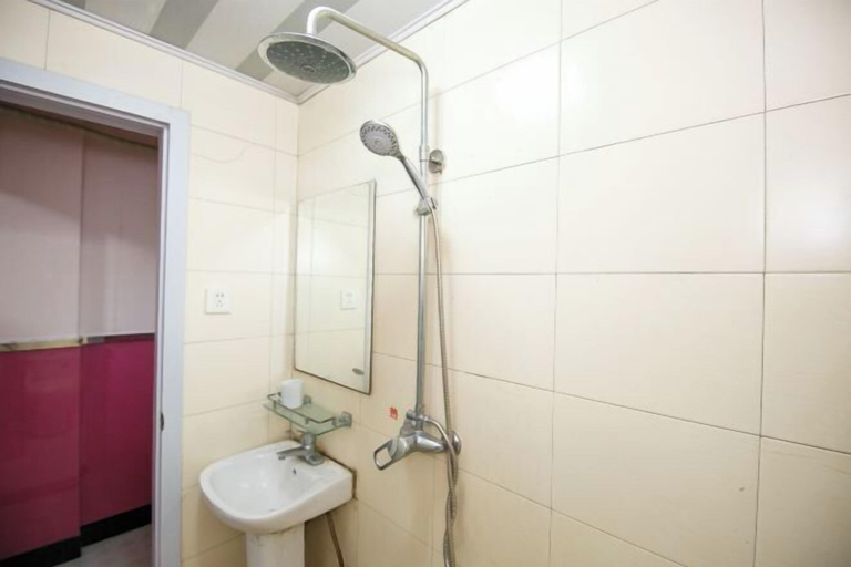 Bathroom 3, Gulou Holiday Inn, Hangzhou