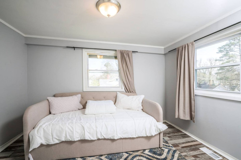 Room 5, Renovated 3 Bedroom Close to Downtown, Durham