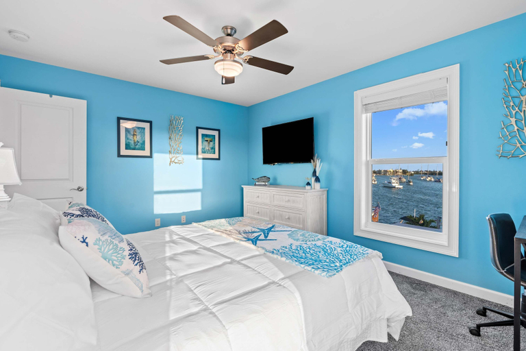 Room 2, Mermaid Manor Waterfront Haven w Hot Tub Dock, Monroe