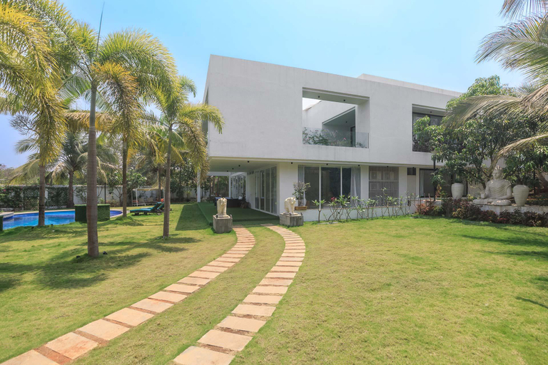 Exterior & Views