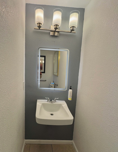Bathroom 3, Budget Motel, Santa Clara