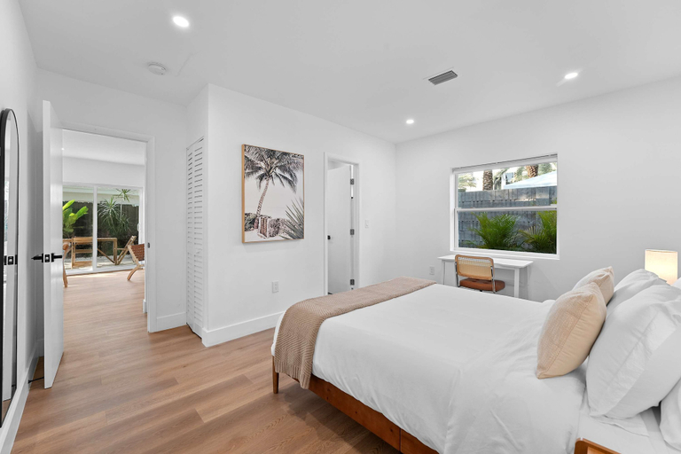 Room 5, 921 Apartment 2 in Fort Lauderdale, Broward