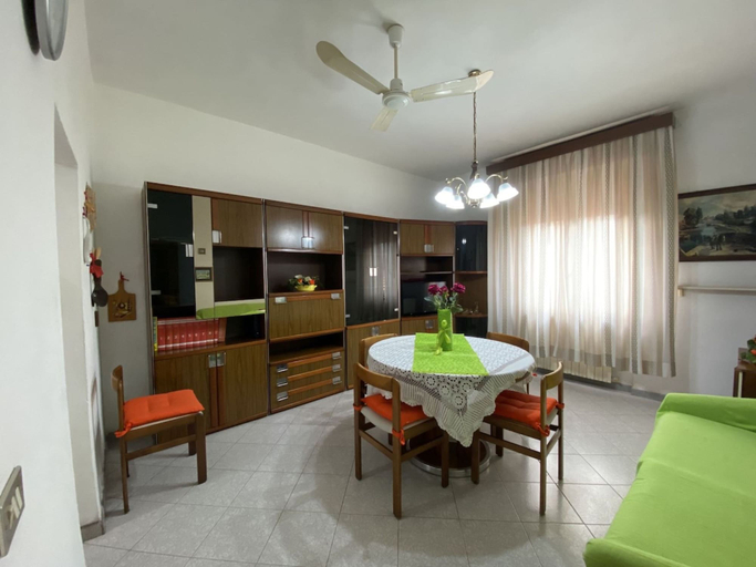 Room 2, 4 Beds in Acquaviva Area-rif Prate, Livorno