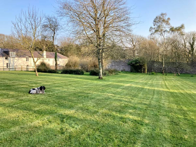 Room 2, Courtyard Cottage With hot tub and Walled Garden, Pembrokeshire