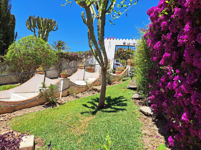 Property grounds 4, 2 Bed Villa - Sleeps 5 - Private Pool & Garden, Málaga