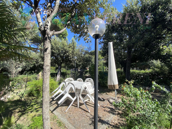 Room 4, Villa Papini Seafront With 3 Apartments and Garden-rif Papi, Livorno