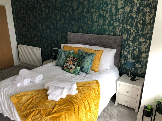 Room 3, Apartmentsleeps6-balcony-freep-whiterabbitretreat, Poole