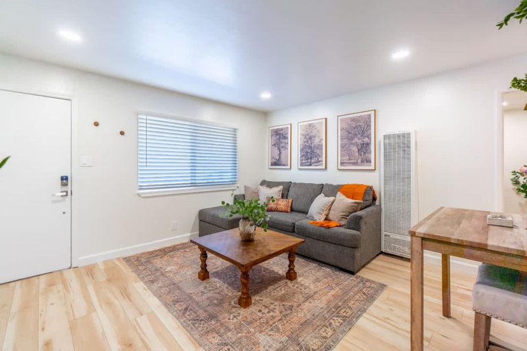 Room 5, Luxe Loft - UNR Pet Friendly, Washoe