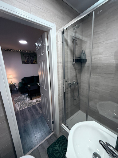 Bathroom 2, Spacious Central Bull Ring Apt, Birmingham
