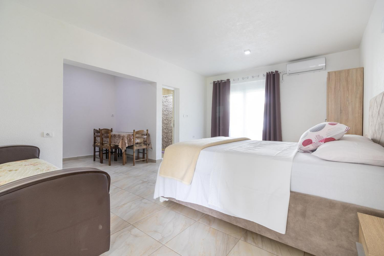 Others 3, Tomi Guesthouse