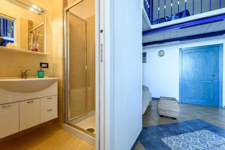 Bathroom 5, De Vivo Realty - Captain Mike, Napoli